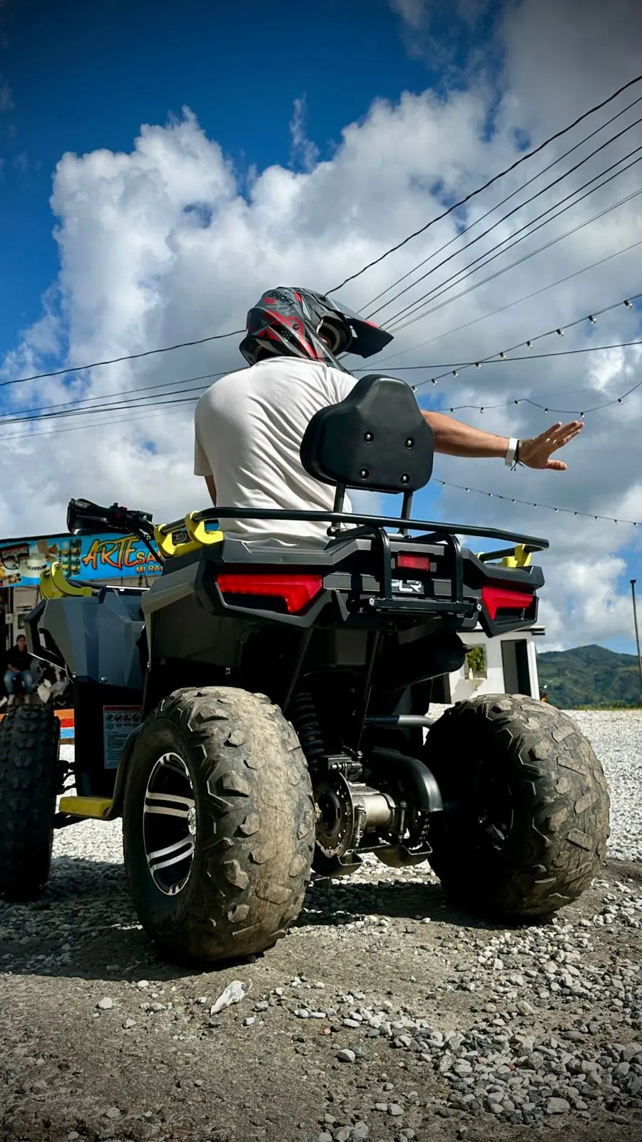 Cuatrimoto recorriendo un camino rural