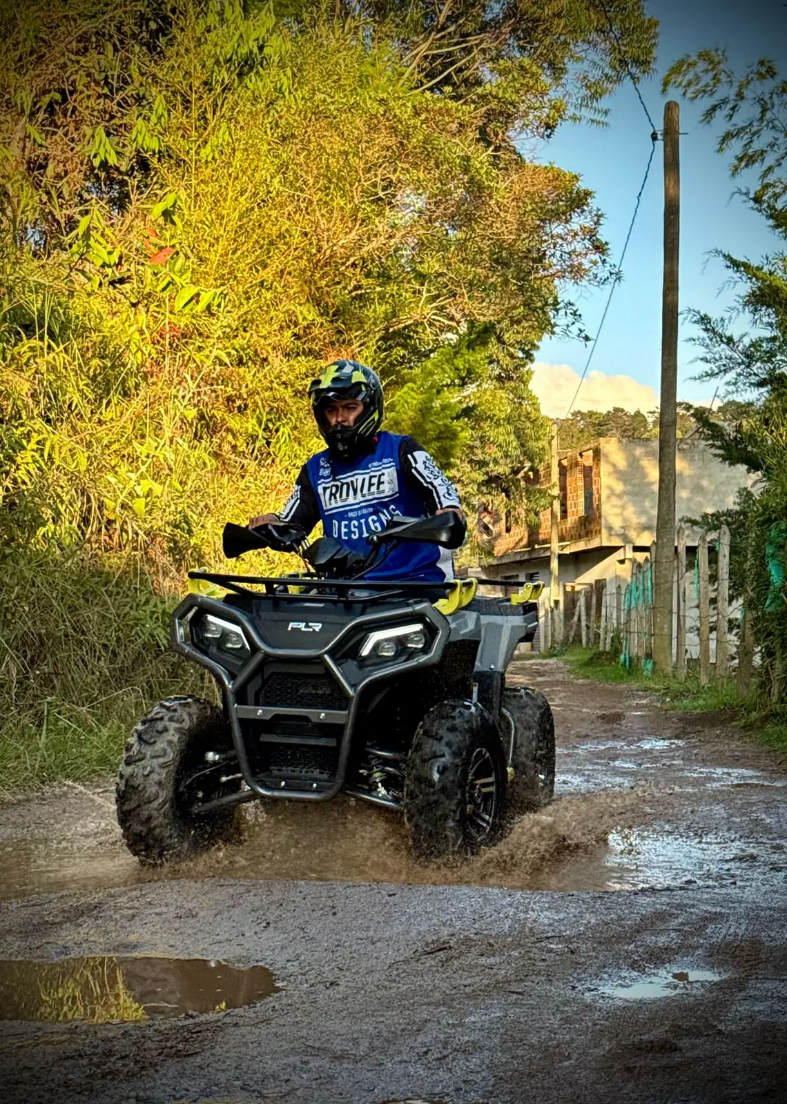 Cuatrimoto recorriendo un camino con agua