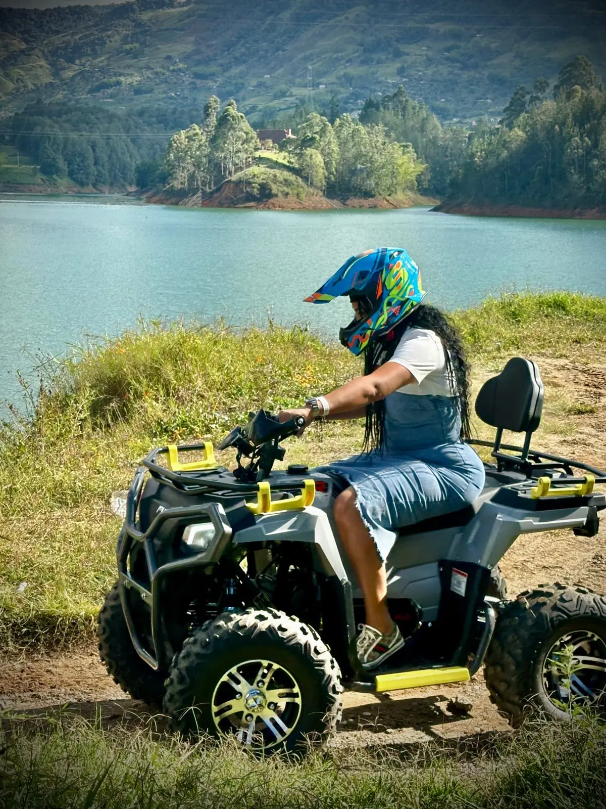 Cuatrimoto junto al paisaje del lago