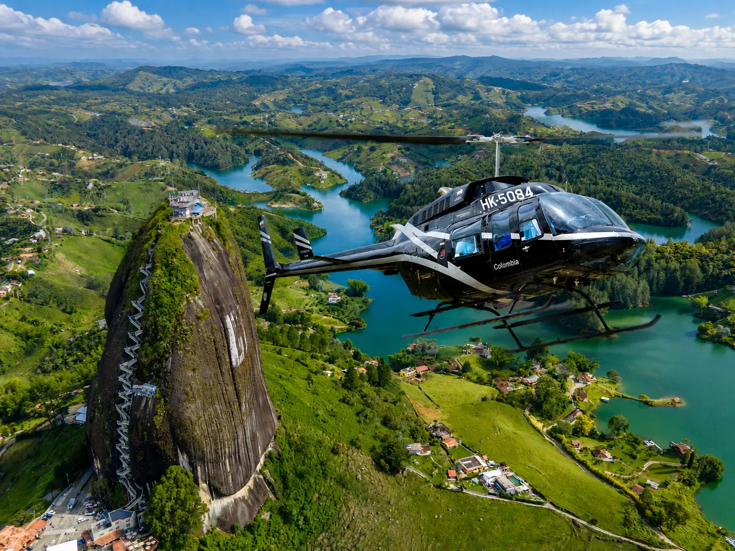 Helicóptero sobrevolando la Piedra del Peñol