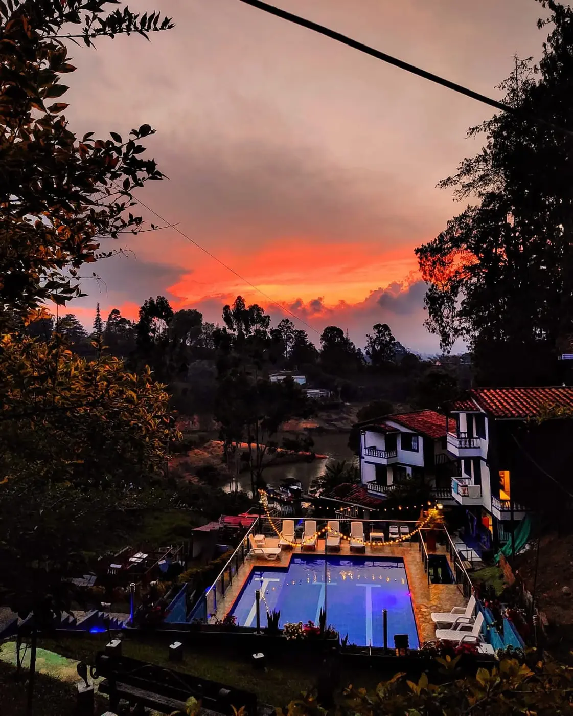 Hospedaje y piscina al atardecer