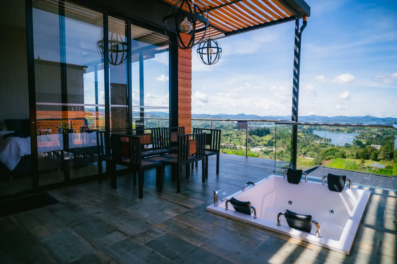 Terraza con jacuzzi y vista al paisaje