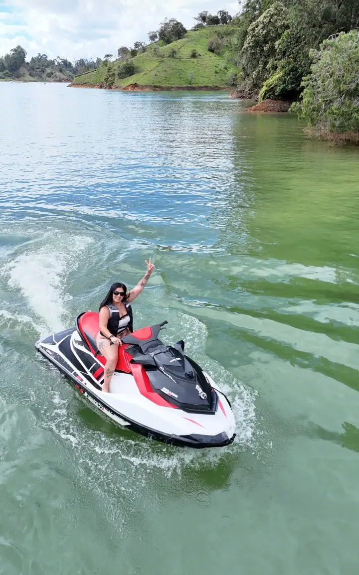 Visitante recorriendo el embalse en Jet Ski