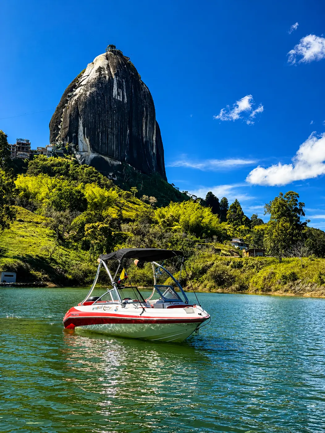 Lancha para máximo cinco personas frente a la Piedra del Peñol