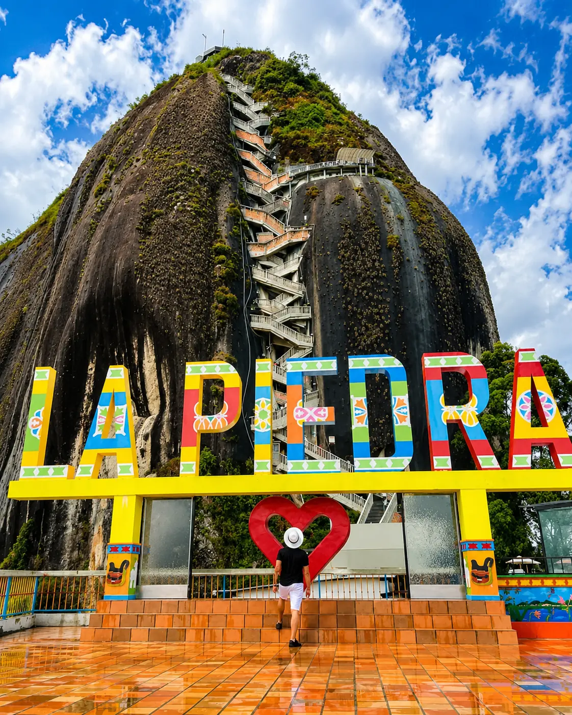 La Piedra del Peñol y su letrero